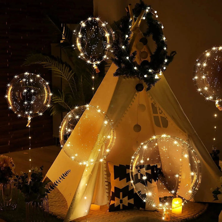 Nahaufnahme: Leuchtende warmweiße LED Ballons als stimmungsvolle Deko. Batteriebetrieben für jedes Event.