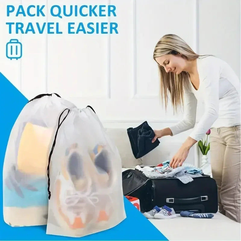 Detaillierter Blick auf einen transparenten, wasserdichten Schuhbeutel, ideal für den Schutz von Schuhen im Reisegepäck.
