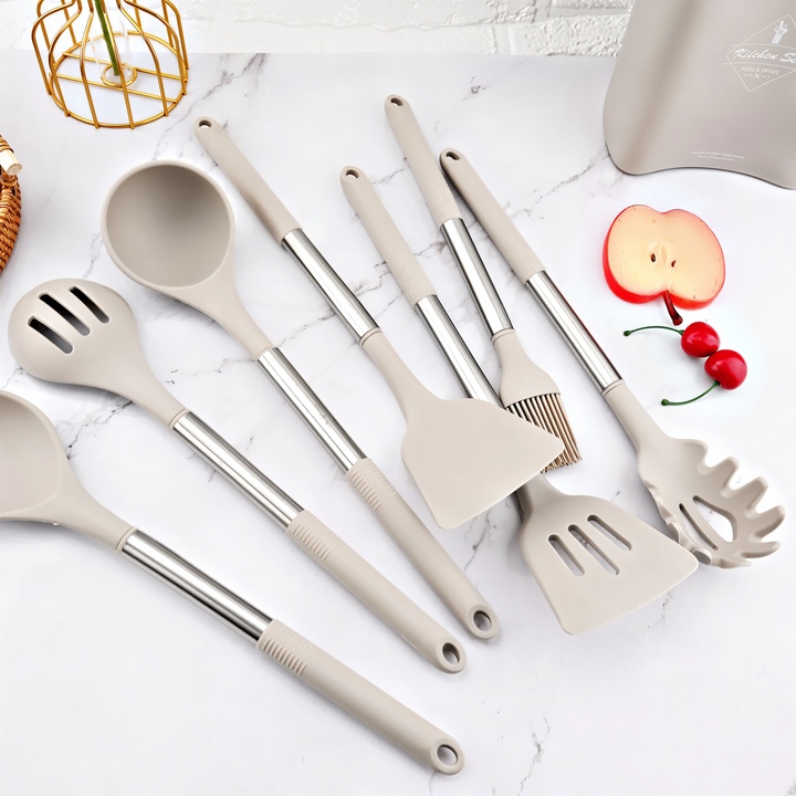 Elegante Silikon Küchenhelfer mit robusten Edelstahlgriffen, eine moderne Geschenkidee.