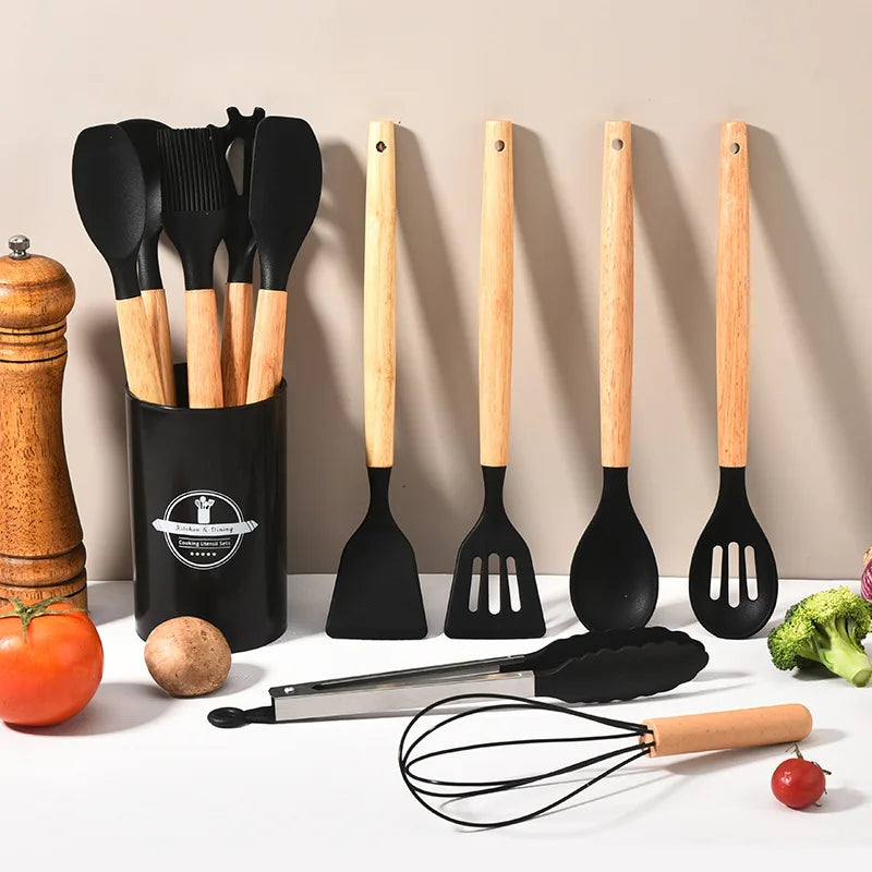 12-teiliges Silikon Küchenutensilien Set mit eleganten Holzgriffen, ideal für kratzfreies Kochen und Braten.