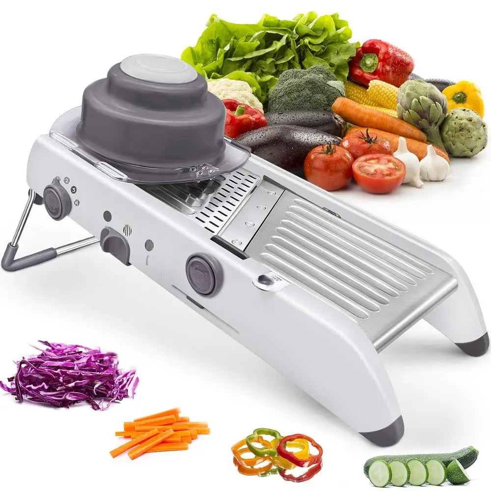 Ergonomischer Mandoline Gemüsehobel beim Schneiden von frischem Gemüse für Salate und Beilagen.