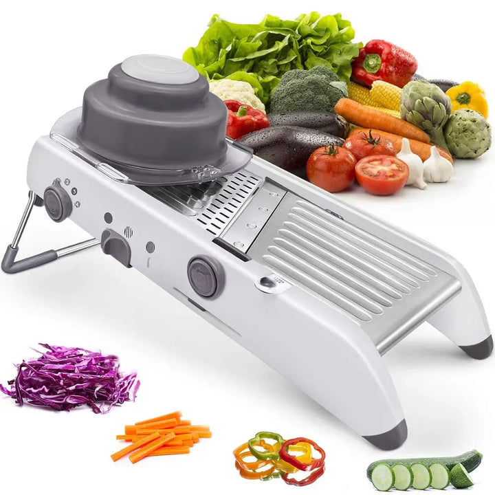 Ergonomischer Mandoline Gemüsehobel beim Schneiden von frischem Gemüse für Salate und Beilagen.