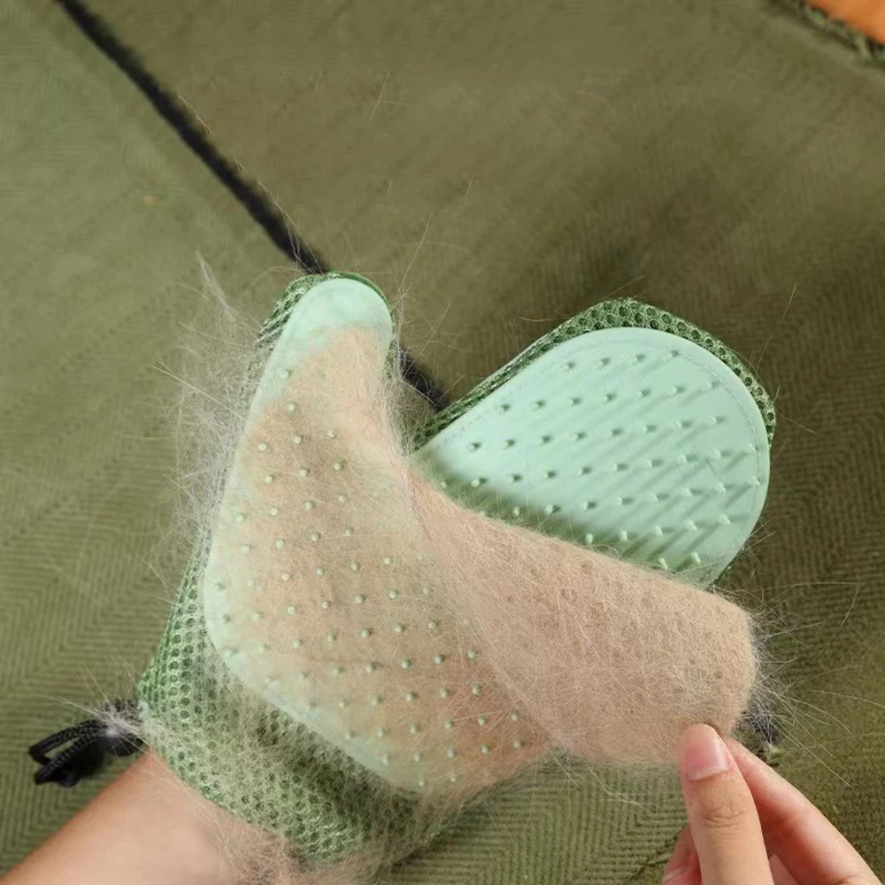 Effektiver Fellpflegehandschuh für Katzen: Bürste und Massage in einem, ideal zur Haustierpflege.