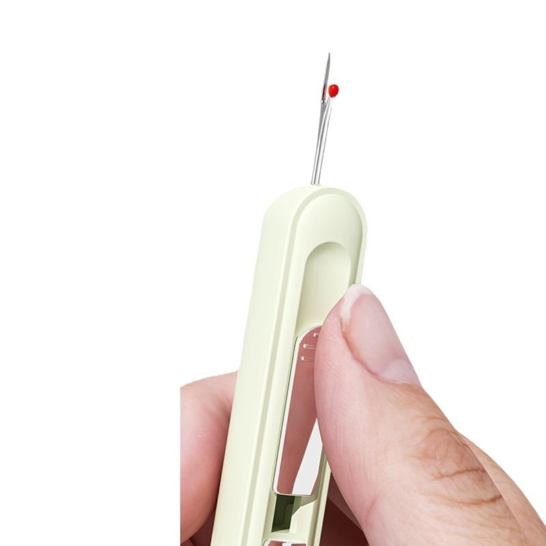 Detailaufnahme der 2-in-1 Nadel Einfädelhilfe in der Hand, bereit zum Faden einfädeln bei einem Nähprojekt.