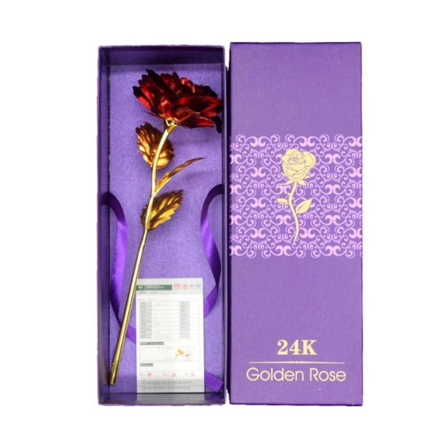Detailaufnahme der 24k vergoldeten Rose, Blütenblätter und Stiel glänzen edel.