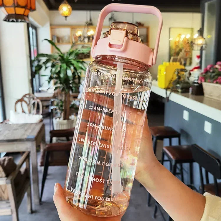 2L Sport-Trinkflasche mit Strohhalm, Zeitmarkierung & Griff für optimale Hydration, BPA-frei.