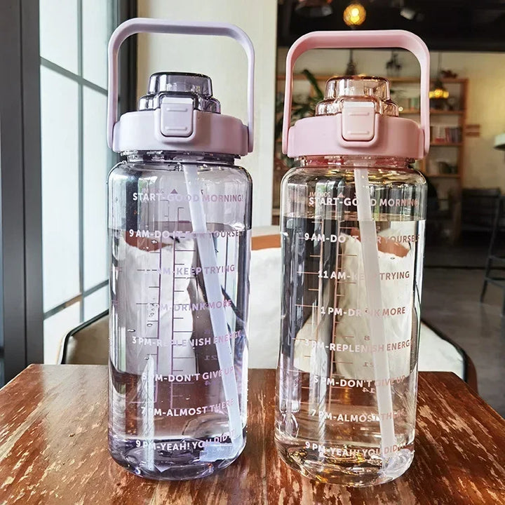 Transparente 2-Liter-Sportflasche mit Strohhalm, Zeitstempel & griffiger Oberfläche für Hydration.