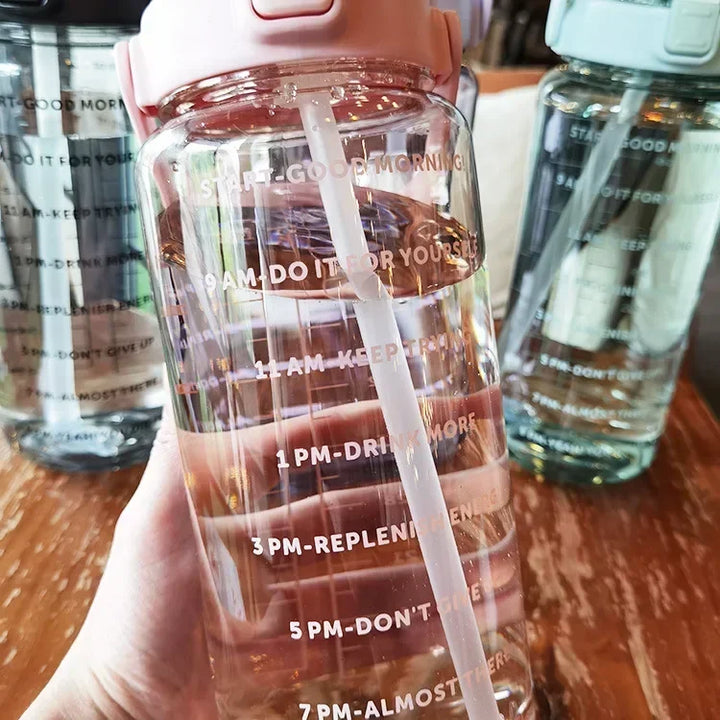Motivierende 2L Trinkflasche mit Strohhalm, Zeitmarkierung, für Gym, Yoga & Outdoor, BPA-frei.