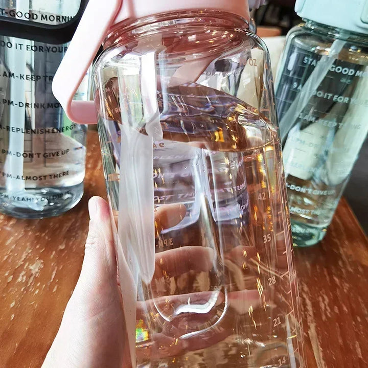 Auslaufsichere 2L Sport-Trinkflasche mit Strohhalm, Zeitmarkierung & großem Fassungsvermögen.
