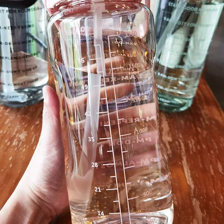 Praktische 2-Liter-Wasserflasche mit Trinkhalm & Zeitplan, ideal für Hydration im Fitnessstudio.