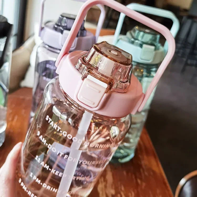 Robuste 2L Sportflasche mit Strohhalm, Zeitmarkierung & Henkel, BPA-frei, für aktiven Lebensstil.