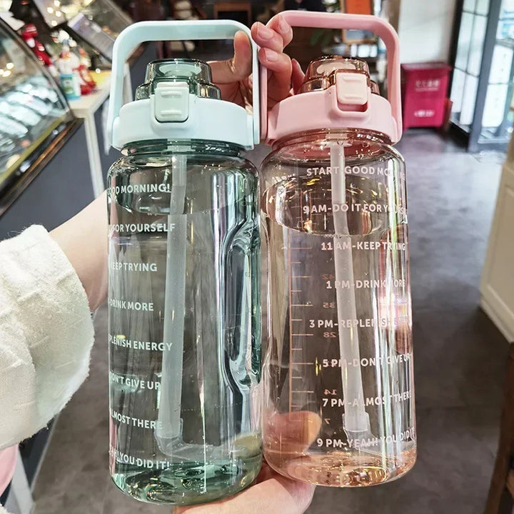 Große Hydrationsflasche 2L mit Motivationszitaten, Strohhalm & Zeitmarkierung für Sport & Alltag.