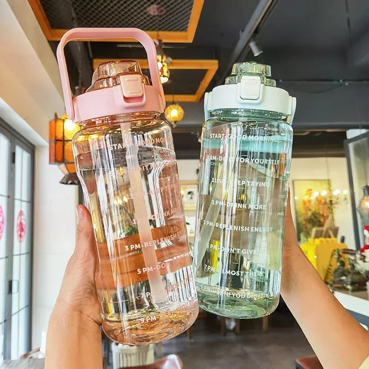 Zeitgesteuerte 2L Trinkflasche mit Strohhalm, Griff & klarer Skala, perfekt für Fitness & Ausdauer.