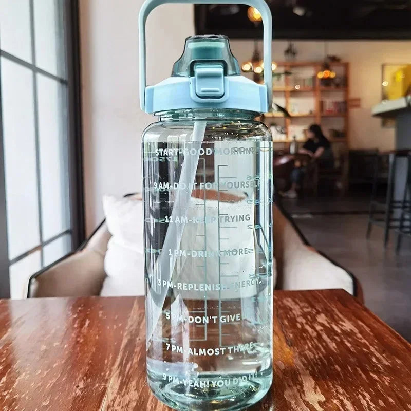 Stilvolle 2 Liter Sport-Trinkflasche mit Strohhalm, Zeitmarkierung & ergonomischem Tragegriff.