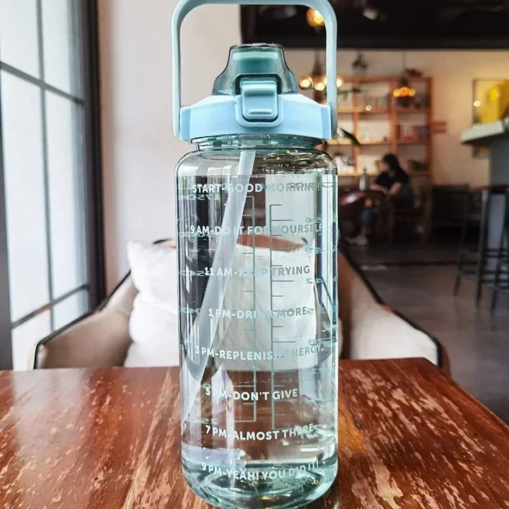 Stilvolle 2 Liter Sport-Trinkflasche mit Strohhalm, Zeitmarkierung & ergonomischem Tragegriff.