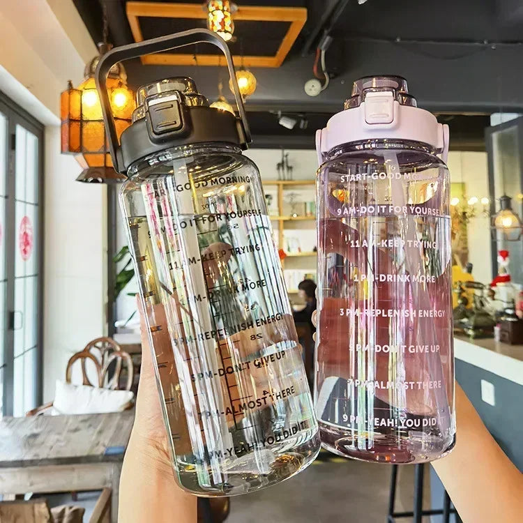 Transparente 2 Liter Fitness-Wasserflasche mit Trinkhalm & Motivationszeitplan für tägliche Hydration.