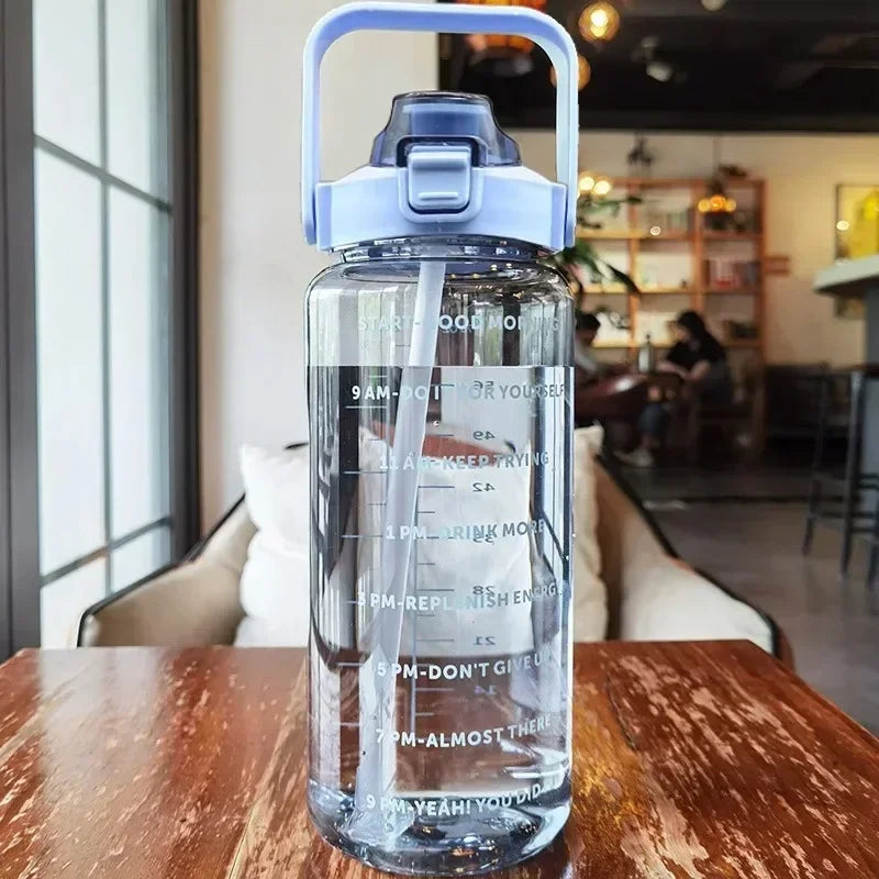 Große 2L Sportflasche mit Zeitmarkierung & Strohhalm, ideal für Gym, Wandern & Outdoor-Sport, BPA-frei.