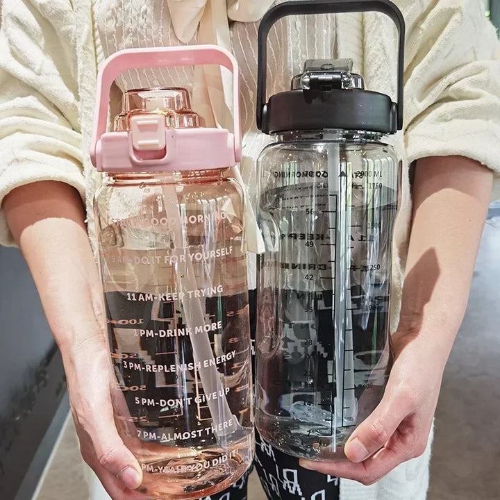 Robuste 2-Liter-Trinkflasche für Sport mit Strohhalm, Zeitstempel & bequemem Tragegriff.