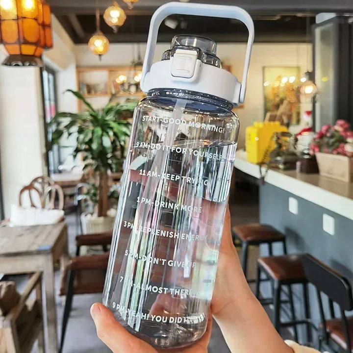 Hydrationsflasche 2L mit Strohhalm, Zeitmarkierung, auslaufsicher, für Fitness & Sport, BPA-frei.