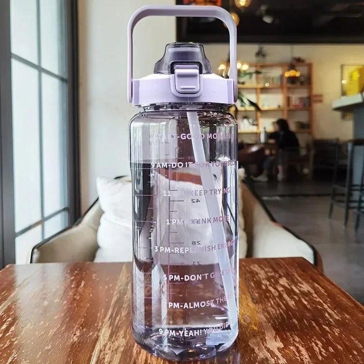 Ergonomische 2L Sportflasche mit Zeitmarkierung, Strohhalm & ergonomischem Design für täglichen Gebrauch.