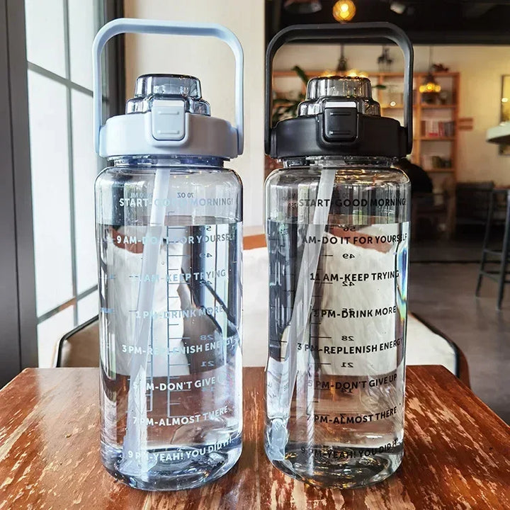 Große Wasserflasche 2 Liter für Sportler mit Strohhalm & Zeitplan, fördert die Trinkmotivation.