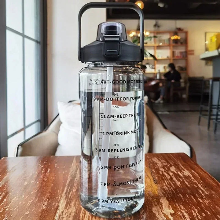 Fitness-Trinkflasche 2L mit praktischem Strohhalm, Zeitmarkierung & Tragegriff, BPA-frei.