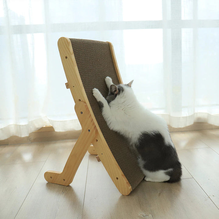 Glückliche Katze spielt aktiv auf dem ClawLounge™ Kratzbrett, das als interaktives Katzenspielzeug dient.