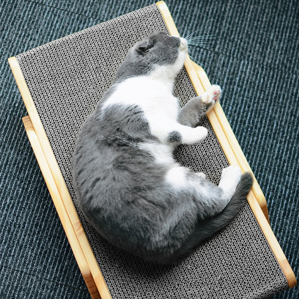 Entspannte Katze schläft friedlich auf der ergonomischen Katzenliege ClawLounge™, ihrem neuen Lieblingsruheplatz.