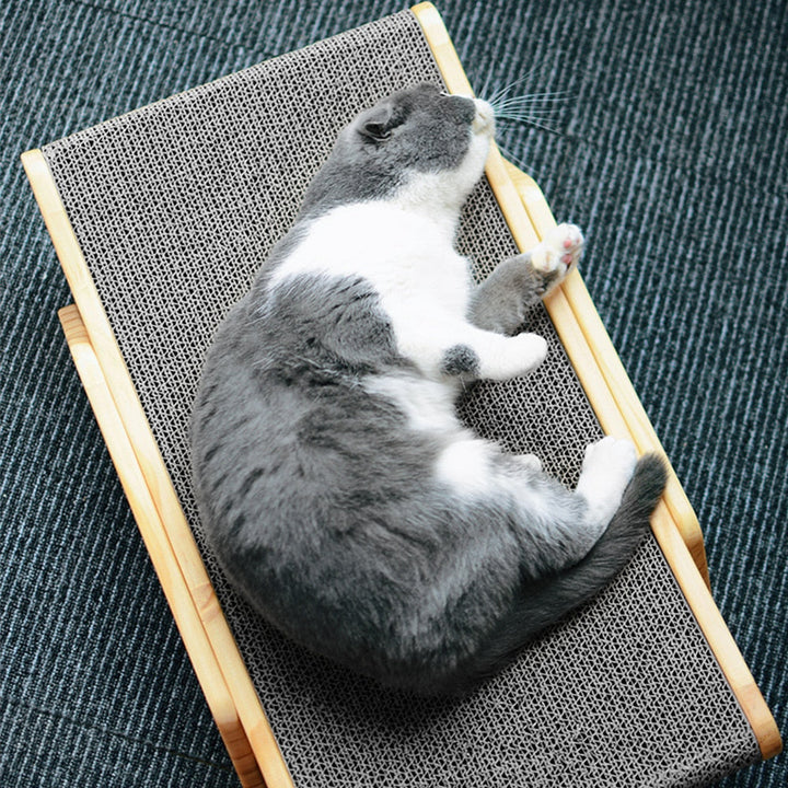 Entspannte Katze schläft friedlich auf der ergonomischen Katzenliege ClawLounge™, ihrem neuen Lieblingsruheplatz.