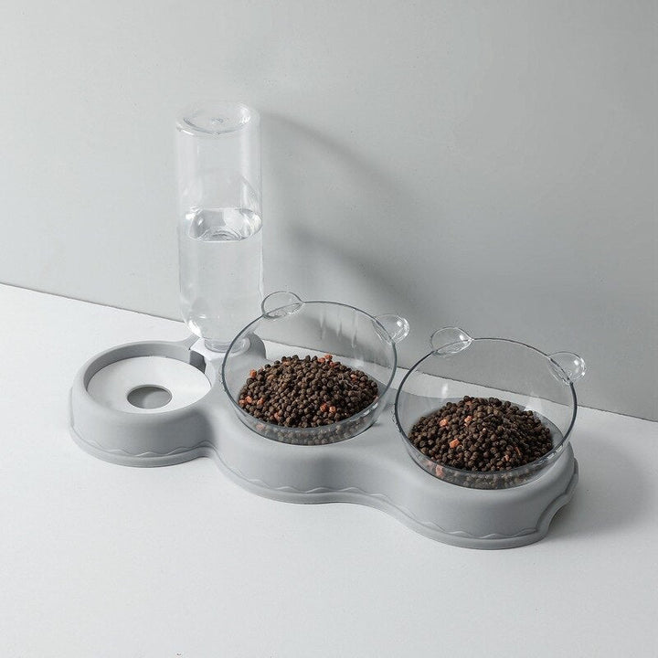 Nahaufnahme des Wasserspenders vom 3-in-1 Katzenfutternapf, der frisches Wasser für Ihr Haustier bereitstellt. Tiergesundheit.