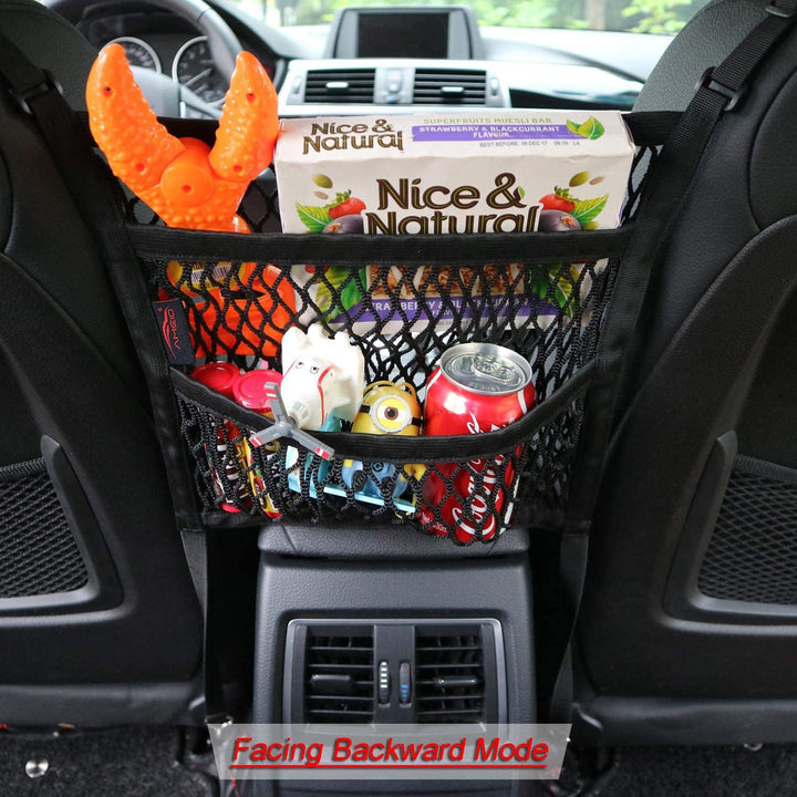 Netztasche als Haustierbarriere zwischen Vorder- und Rücksitz, sichere Reise für Hund und Passagiere.