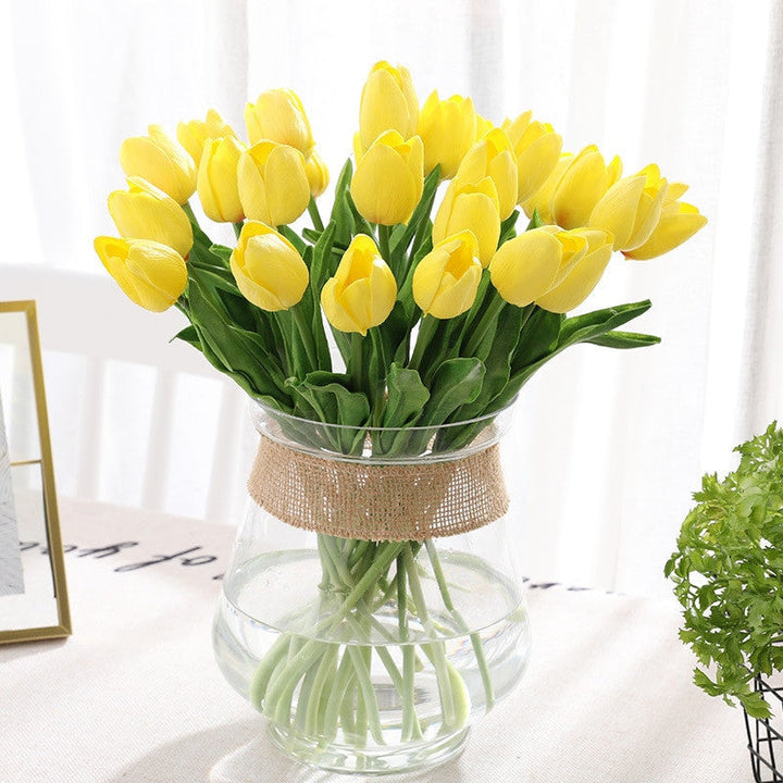 31 lebensechte Kunsttulpen als pflegeleichte Blumendeko für frühlingshafte Wohnaccessoires.