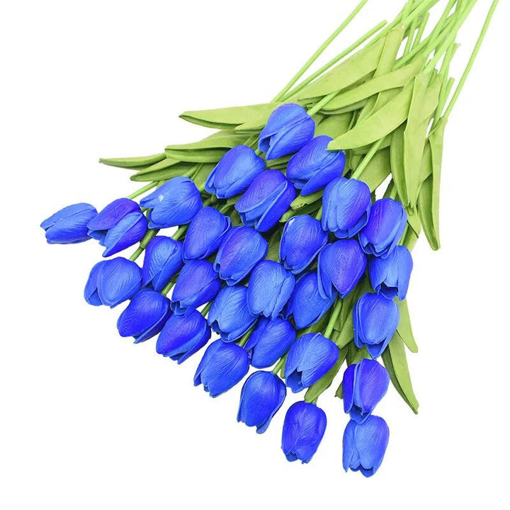 Arrangement von 31 Kunsttulpen in einer Vase. Perfekte, pflegeleichte Dekoration für Ihr Heim.