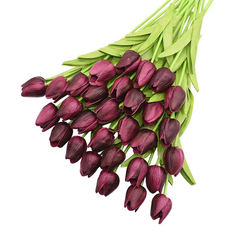 Prächtiger Strauß aus 31 künstlichen Tulpen. Perfekte Dekoration für eine stilvolle Tischdeko.