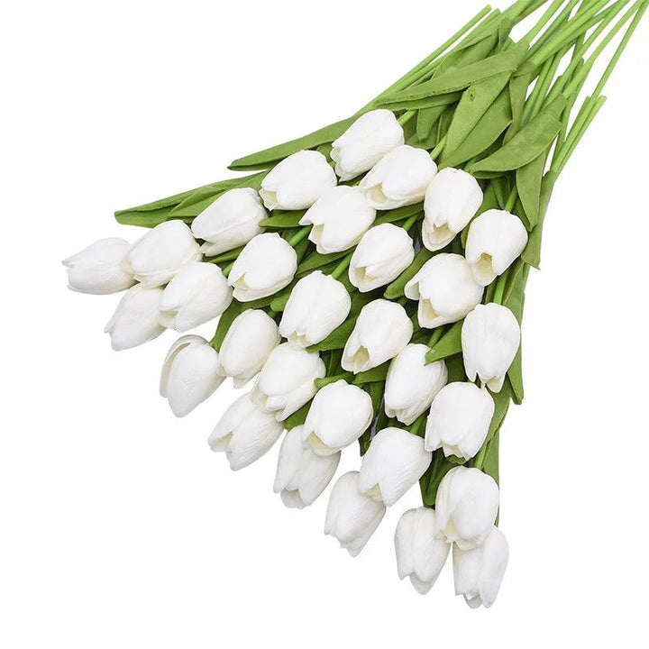 31 künstliche Tulpen in Vase auf einem Esstisch, stilvolle und pflegeleichte Blumendeko.