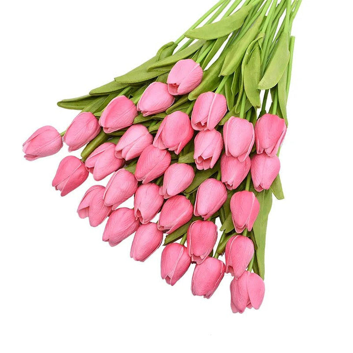 Nahaufnahme von realistischen künstlichen Tulpenköpfen in leuchtenden Frühlingsfarben.