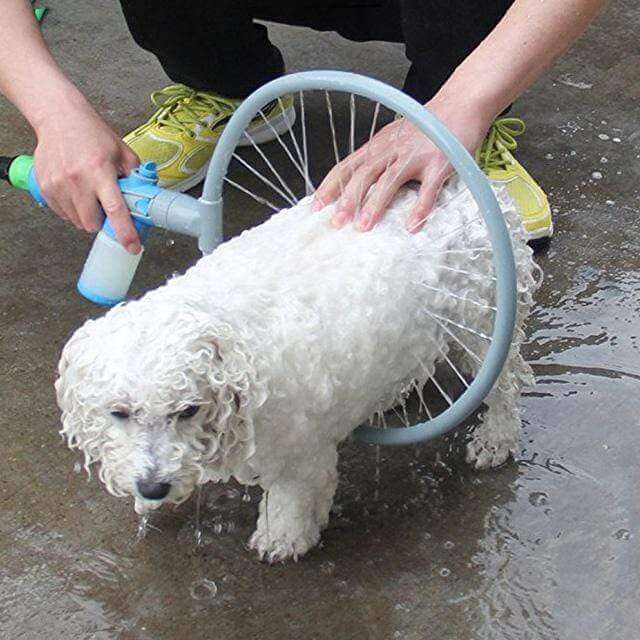 Modernes AquaPaws 360° Haustier-Duschwerkzeug für eine umfassende & bequeme Fellpflege von Hunden.