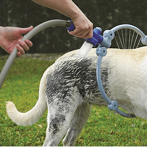 Praktisches AquaPaws 360° Duschwerkzeug für Hunde, ideal zur effektiven Fellreinigung zu Hause.