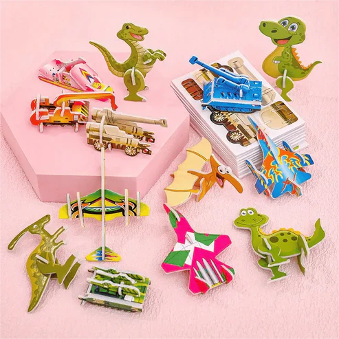 Kind spielt mit 3D Schaumstoff-Puzzle, baut Dinosaurier. Lernspielzeug für spielerische Entwicklung.