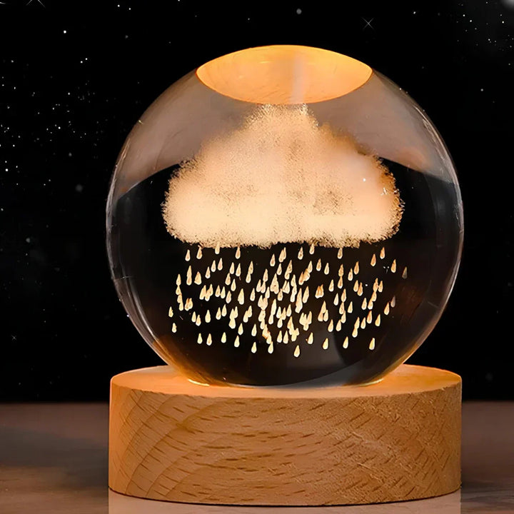 Detailaufnahme: Leuchtende 3D Kristallkugel mit präzisem Galaxie-Motiv, schön auf dem Holzsockel.