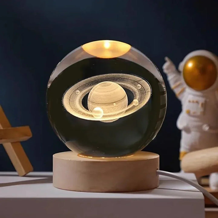 Beruhigendes LED Nachtlicht, 3D Kristallkugel mit Weltallmotiv, ideal für Schlafzimmer & Kinderzimmer.