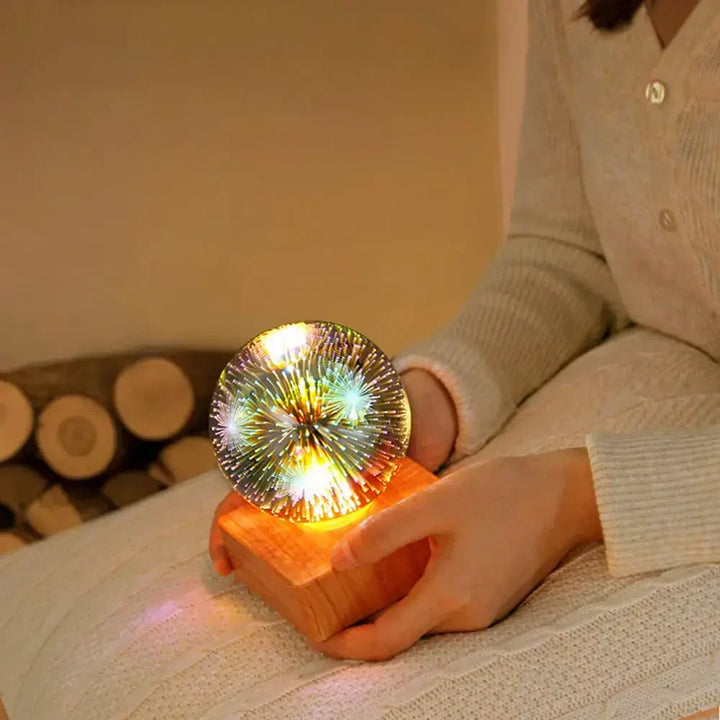 Moderne USB-Tischlampe: 3D Kristallkugel mit einzigartigem Feuerwerkseffekt. Ideal als Nachtlicht & Geschenk.