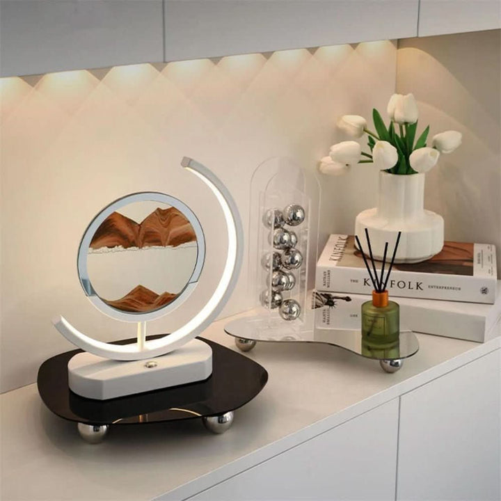 Elegante Deko Lampe mit LED-Beleuchtung und fließender Sandkunst, eine moderne Inneneinrichtungsidee.