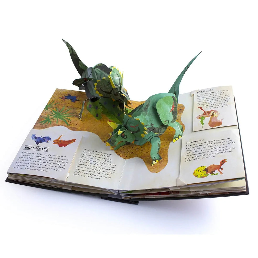 Detailansicht eines Triceratops 3D Pop-Ups im Kinder-Lernbuch über Dinosaurier & Urzeit. Hardcover.