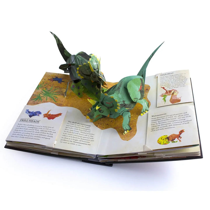 Detailansicht eines Triceratops 3D Pop-Ups im Kinder-Lernbuch über Dinosaurier & Urzeit. Hardcover.