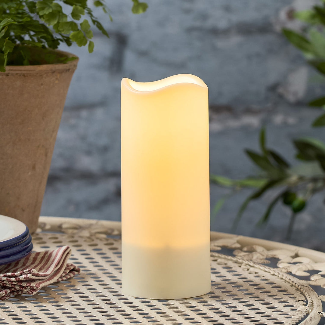 Dekoratives 3er Set LED Solarkerzen für unkomplizierte Außenbeleuchtung. Kabellose Gartenkerzen, ideal für Terrasse und Balkon-Deko.