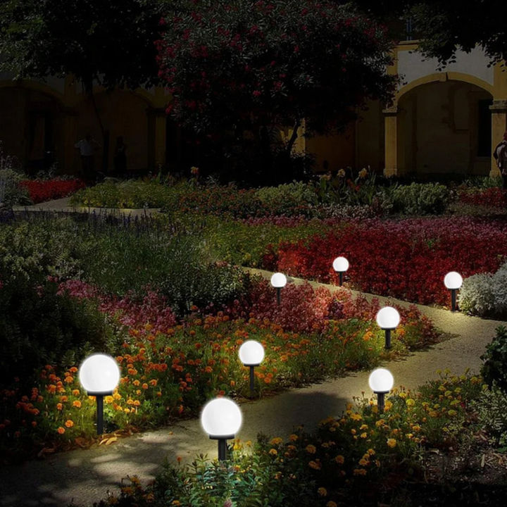 Helle LED Solar Gartenbeleuchtung: 3 wasserdichte Orbs für stimmungsvolle Akzente auf Terrasse und Wegen bei Nacht.