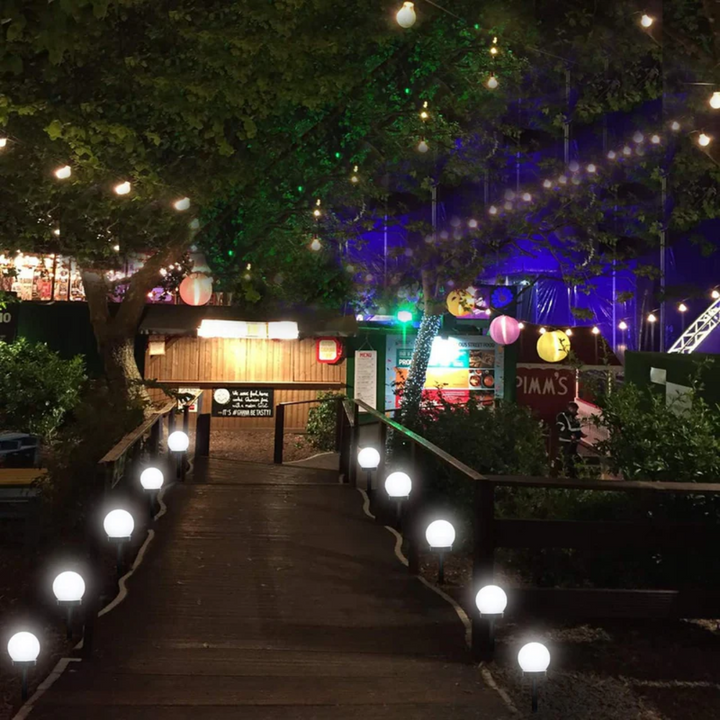 Umweltfreundliches 3er-Set Solar Gartenleuchten mit wasserdichten LED Orbs; ideal für Akzente in der Außenbeleuchtung.
