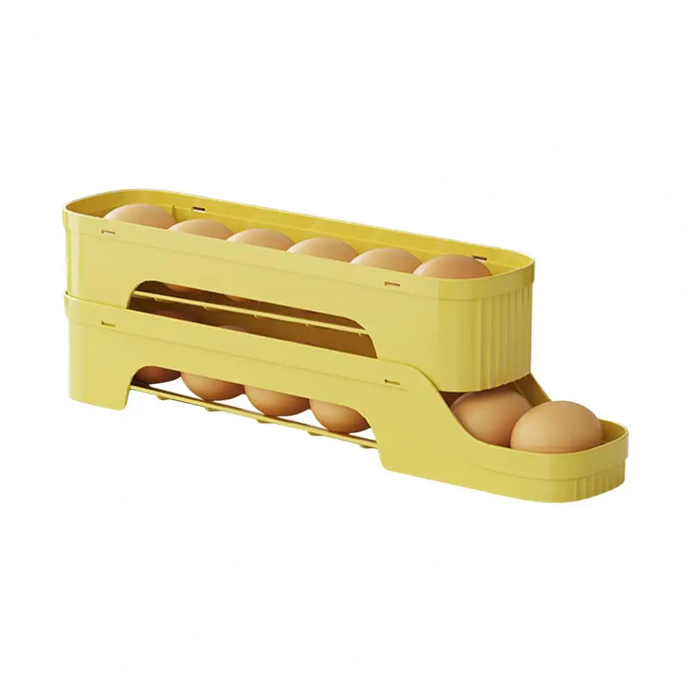Blick in den gefüllten, selbstrollenden Eier-Organizer im Kühlschrank. 4-stöckige Eierbox für Frische.