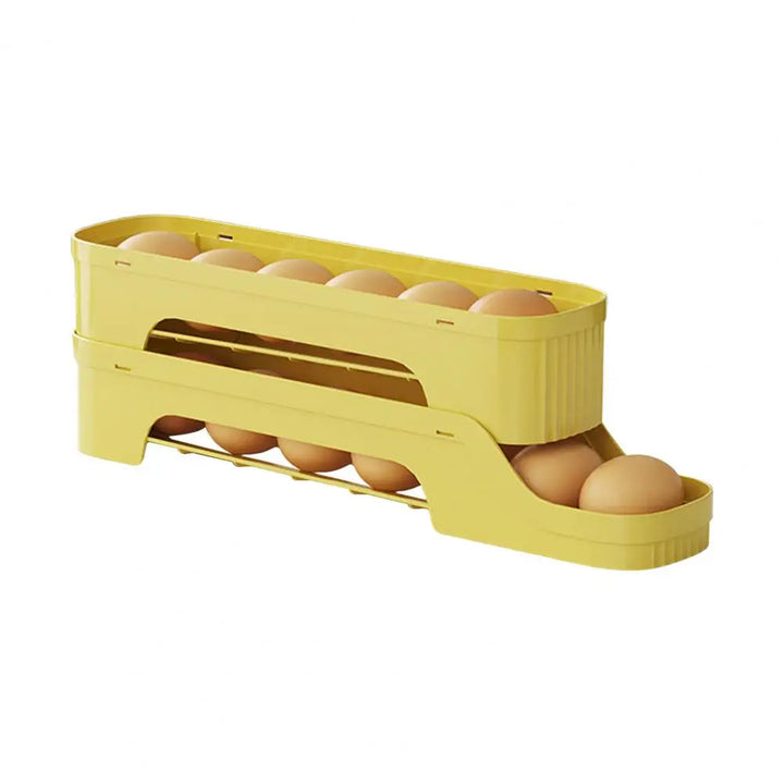 Blick in den gefüllten, selbstrollenden Eier-Organizer im Kühlschrank. 4-stöckige Eierbox für Frische.